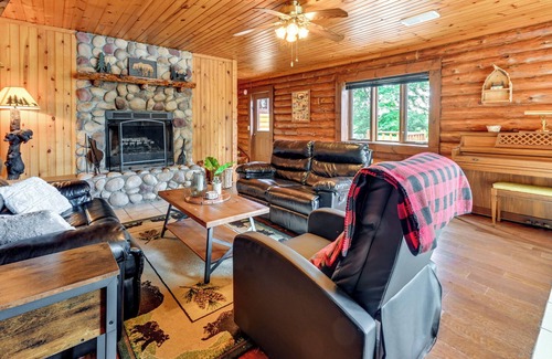 Lyndon Station Cabina | Pet-Friendly Lyndon Station Cabin - Hike & Fish!
