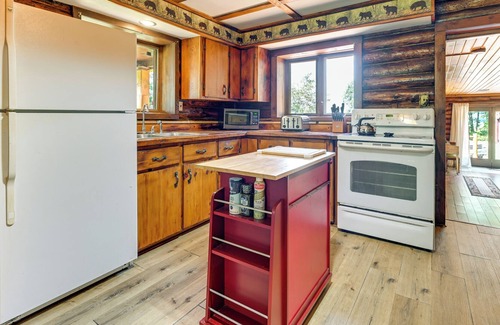 Lyndon Station Cabina | Pet-Friendly Lyndon Station Cabin - Hike & Fish!