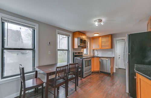 Malden Apartamento | Pet-Friendly Malden Apartment: 7 Mi to Boston!