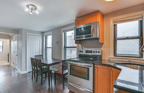 Malden Apartamento | Pet-friendly Malden Apartment: 7 Mi to Boston!