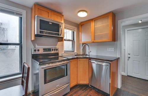 Malden Apartamento | Pet-friendly Malden Apartment: 7 Mi to Boston!