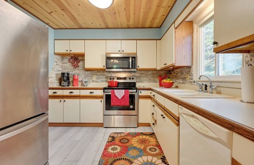 Owosso Casa | Pet-Friendly Michigan Escape w/ Patio & Gas Grill!