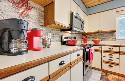 Owosso Casa | Pet-Friendly Michigan Escape w/ Patio & Gas Grill!
