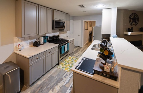 Euless Casa | Pet Friendly, Modern Smart Home close to Airports & Stadiums