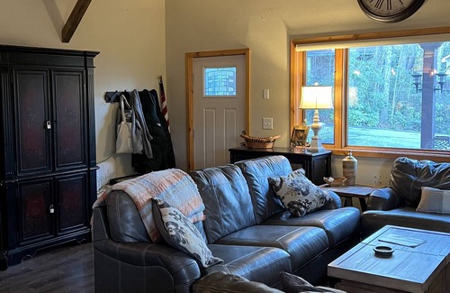 Newland Otro | Pet-Friendly Mountain Cabin w/ Fire Pits, Fence Yard and Covered Decks