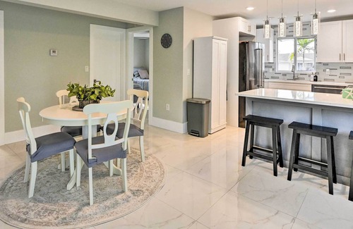 Isles of Capri Condominio | Pet-Friendly Naples Condo Near Marco Island Beach!