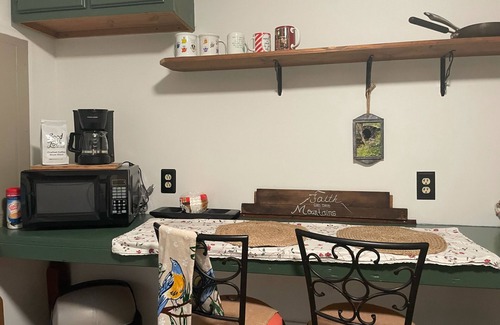 Madison Cabaña | Pet friendly Nature Cottage: deck, trails, fire pit, creek, & historic district