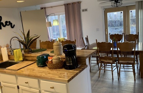 Wood Dale Casa | Pet Friendly, Near O’Hare, Fenced in, Cheerful Frida & Diego Home, up to 6 ppl