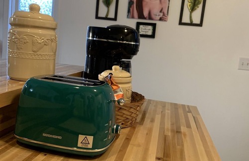 Wood Dale Casa | Pet Friendly, Near O’Hare, Fenced in, Cheerful Frida & Diego Home, up to 6 ppl