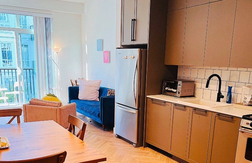 Surrey Apartamento | Pet friendly ! New 2 bedroom Condo at Surrey Central VAN