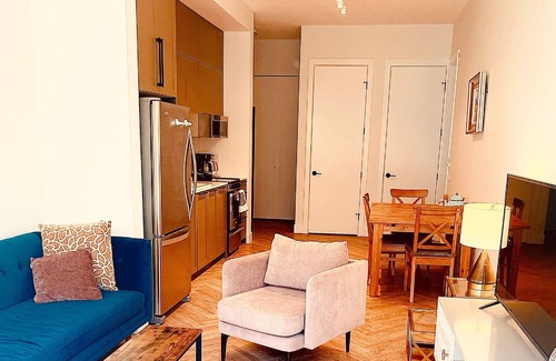 Surrey Apartamento | Pet friendly ! New 2 bedroom Condo at Surrey Central VAN