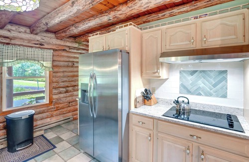 Maplecrest Casa | Pet-Friendly New York Cabin w/ Hot Tub & Game Room