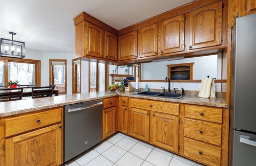 Suamico Casa | Pet Friendly NFL Draft Rental - sleeps 6