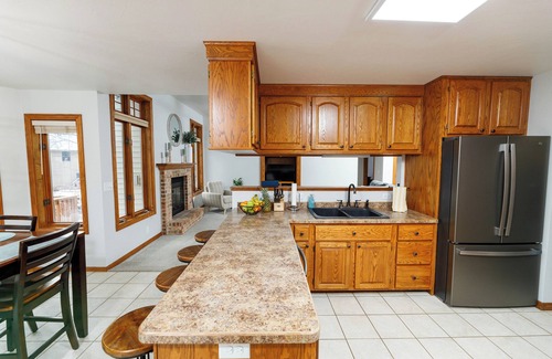 Suamico Casa | Pet Friendly NFL Draft Rental - sleeps 6