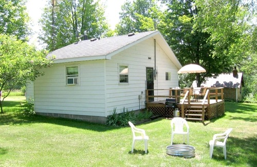 Copemish Cabaña | Alegre cabaña que admite mascotas (WiFi, sauna, terraza, fogata, televisión por cable)