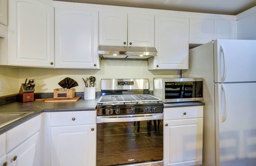 North Conway Cabaña | Pet-Friendly North Conway Cottage - Hike & Ski!