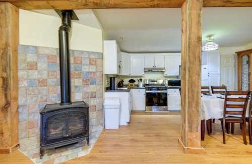 North Conway Cabaña | Pet-Friendly North Conway Cottage - Hike & Ski!