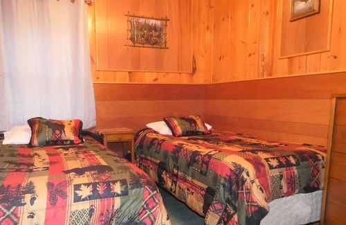 Arbor Vitae Cabina | Pet- Friendly Northwoods Cabin At Old Stoney's Resort On Big Arbor Vitae Lake!