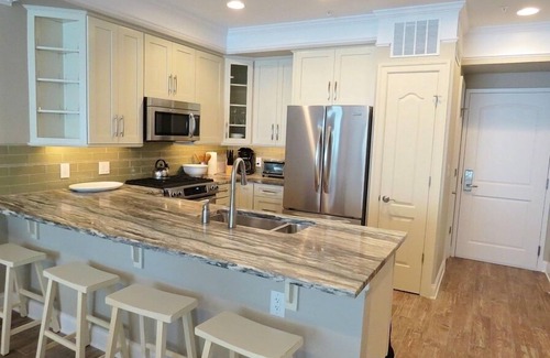 Dewey Beach Condominio | Se admiten mascotas Vistas a la bahía y al océano Nuevo condominio de 2 dormitorios para 6 personas Dos piscinas comunitarias Área de parrillas Fogata y vistas al océano