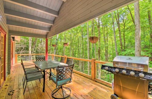 Otto Casa | Pet-Friendly Otto Mountain Cabin with Fireplace!