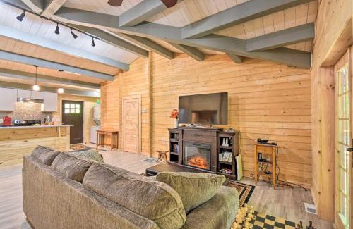 Otto Casa | Pet-Friendly Otto Mountain Cabin with Fireplace!