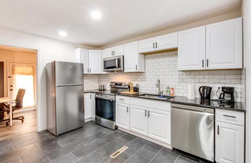 Lenexa Apartamento | Pet-Friendly Overland Park Condo with Pool Access!