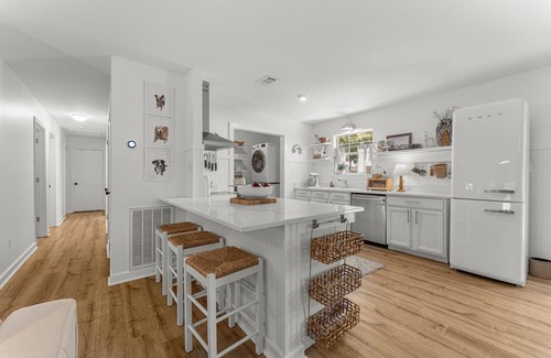 Gulfview Heights Casa | 🌊Pet Friendly-Private Pool-4 Bikes-Short Walk to the Beach-Cottage Haven🌊