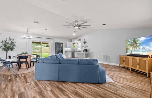 Golden Glades - The Woods Casa | Pet-Friendly Paradise | Pool Backyard Oasis 3BR