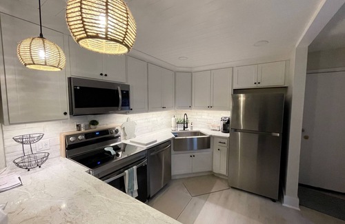 Fort Pierce Condominio | Pet-Friendly Condo in Ocean Village..Steps to the Ocean!