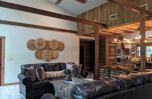 Broken Bow Casa | Pet Friendly Paradise in the Southern Hills of Hochatown, Oklahoma, Perfect for a Weekend Escape