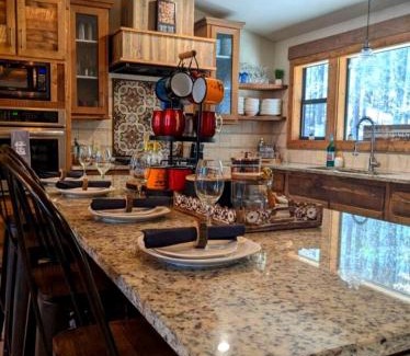 Broken Bow Casa | Pet Friendly Paradise in the Southern Hills of Hochatown, Oklahoma, Perfect for a Weekend Escape