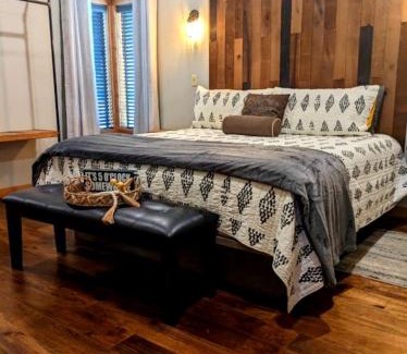 Broken Bow Casa | Pet Friendly Paradise in the Southern Hills of Hochatown, Oklahoma, Perfect for a Weekend Escape