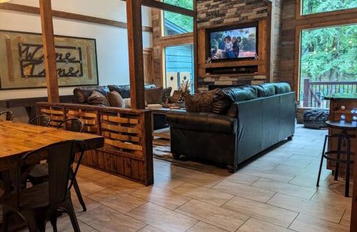 Broken Bow Casa | Pet Friendly Paradise in the Southern Hills of Hochatown, Oklahoma, Perfect for a Weekend Escape