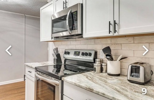 Goose Creek Casa | An Artistic PeaceFEEL GooseCreek Home-30 min to BEACH-