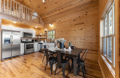 Jasper Cabina | Pet-Friendly Peaceful Cabin Near River w/ Fire Pit + Hot Tub Sleeps 10