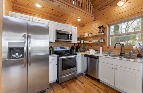 Jasper Cabina | Pet-Friendly Peaceful Cabin Near River w/ Fire Pit + Hot Tub Sleeps 10