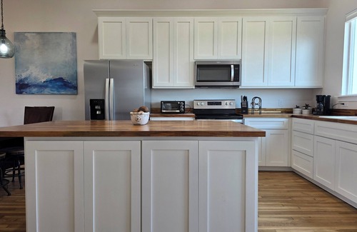Luling Casa | Pet friendly Peaceful Country BBQ Clean Freaks! State Park Antiques Lavender