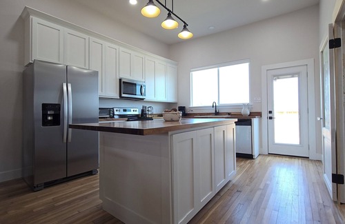 Luling Casa | Pet friendly Peaceful Country BBQ Clean Freaks! State Park Antiques Lavender
