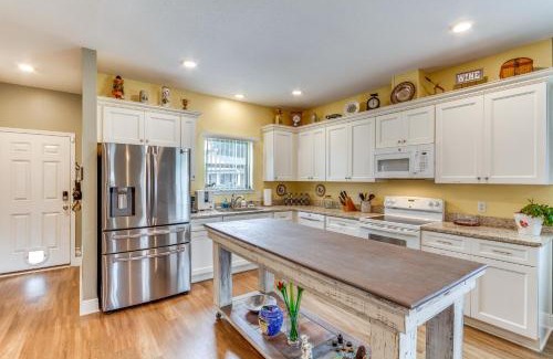 Warrington Casa | Pet-Friendly Pensacola Home about 2 Mi to Bruce Beach!