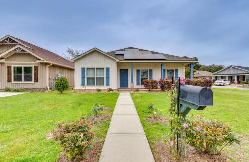Warrington Casa | Pet-Friendly Pensacola Home about 2 Mi to Bruce Beach!