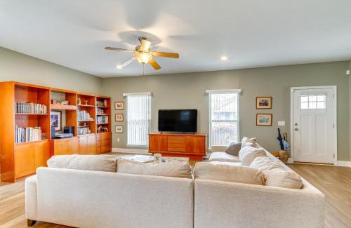 Warrington Casa | Pet-Friendly Pensacola Home about 2 Mi to Bruce Beach!
