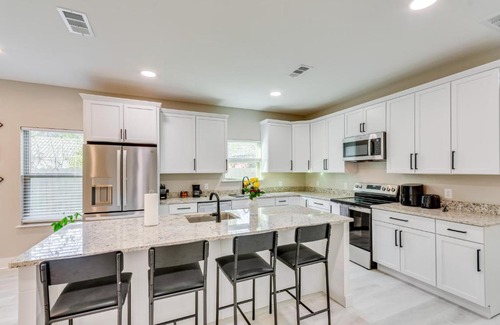 Ensley Casa | Pet-Friendly Pensacola Home Central Location