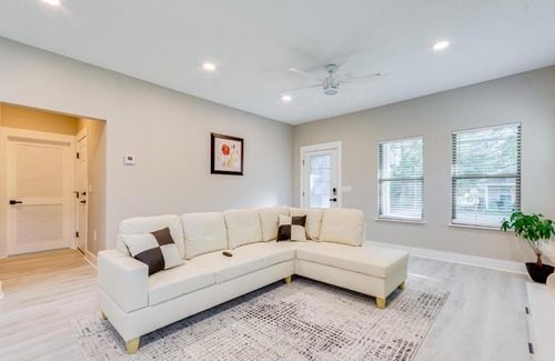 Ensley Casa | Pet-Friendly Pensacola Home Central Location