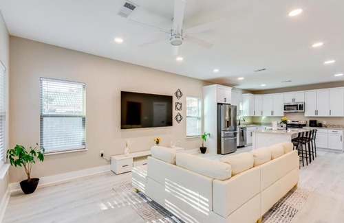 Ensley Casa | Pet-Friendly Pensacola Home Central Location