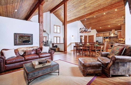 Fairways Casa | Hermosa Pet Friendly Highlands Home con transporte privado de temporada y jacuzzi