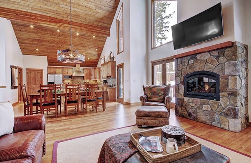 Fairways Casa | Hermosa Pet Friendly Highlands Home con transporte privado de temporada y jacuzzi