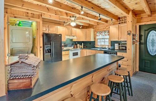 Jim Thorpe Cabina | Pet-Friendly Poconos Cabin: Deck & Fire Pit!