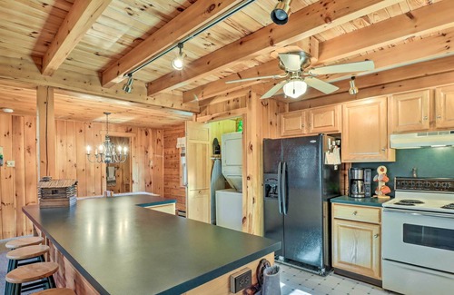 Jim Thorpe Cabina | Pet-Friendly Poconos Cabin: Deck & Fire Pit!