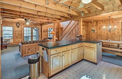 Jim Thorpe Cabina | Pet-Friendly Poconos Cabin: Deck & Fire Pit!