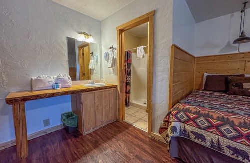 Dubois Cabina | Escape to a Premium Double Queen Room with Gorgeous Riverfront Access and Panoramic Mountain Views